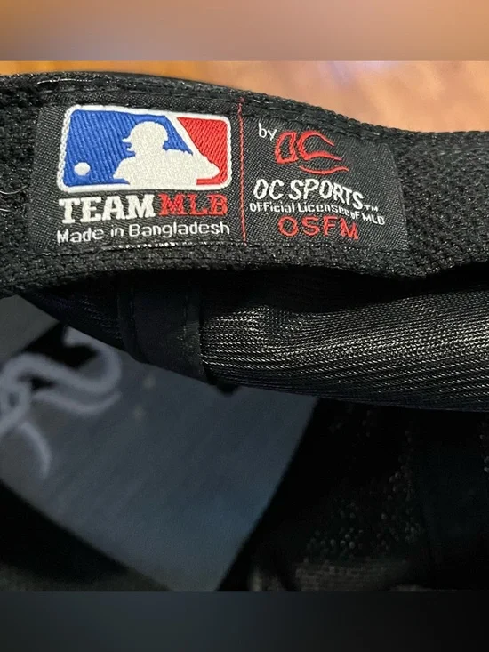 Play Ball! MLB Official White Sox Hat & 4 Licensed White Sox Plastic 10” Plates - Picture 7 of 11